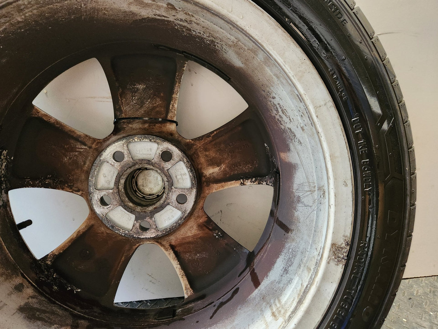Skoda Yeti MK1 5L 17" Alloy Wheel with Tyre 225/45/17
