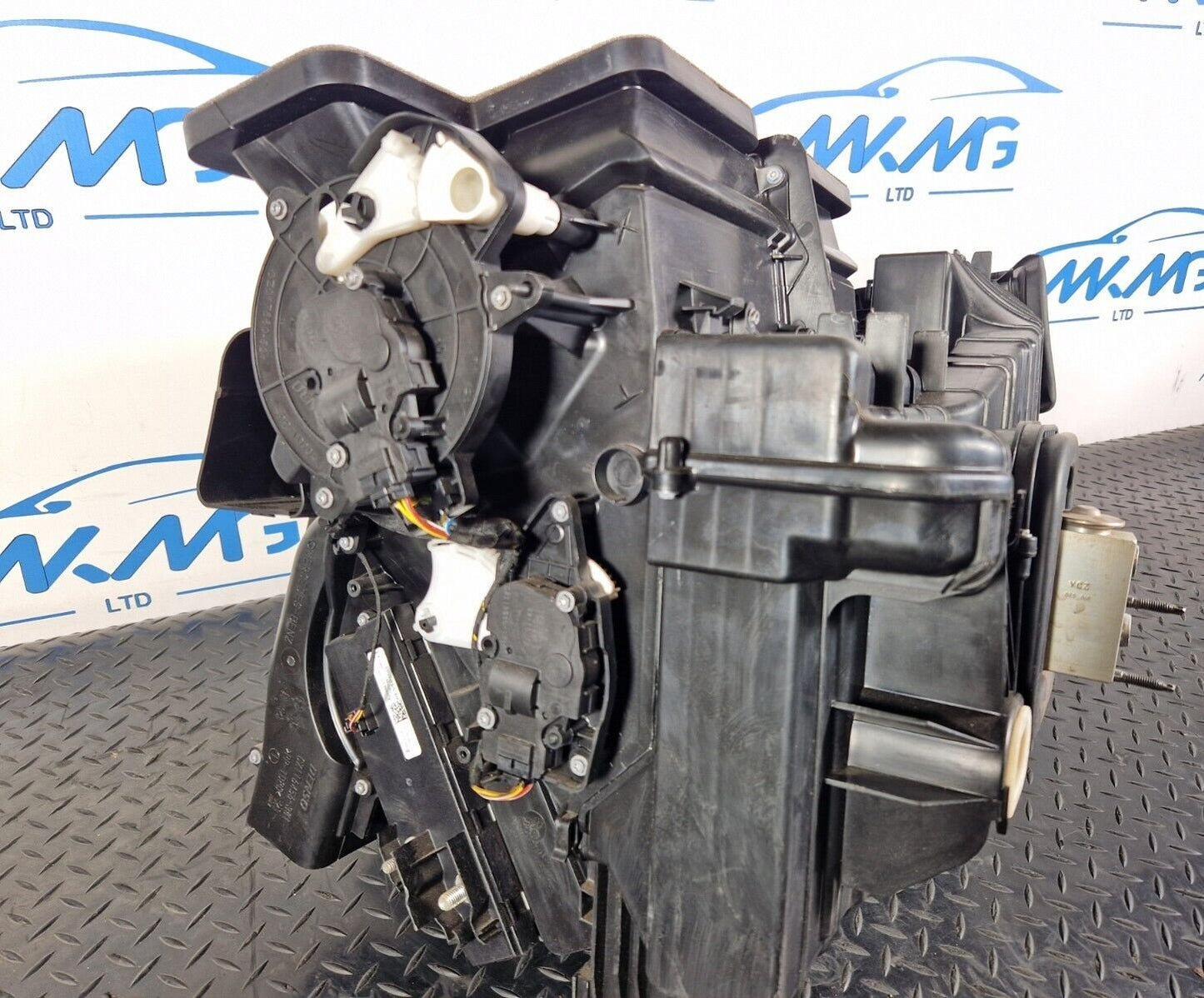 14-20 MERCEDES BENZ GLA X156 AIR CON HEATER MATRIX HOUSING BOX A2468302302