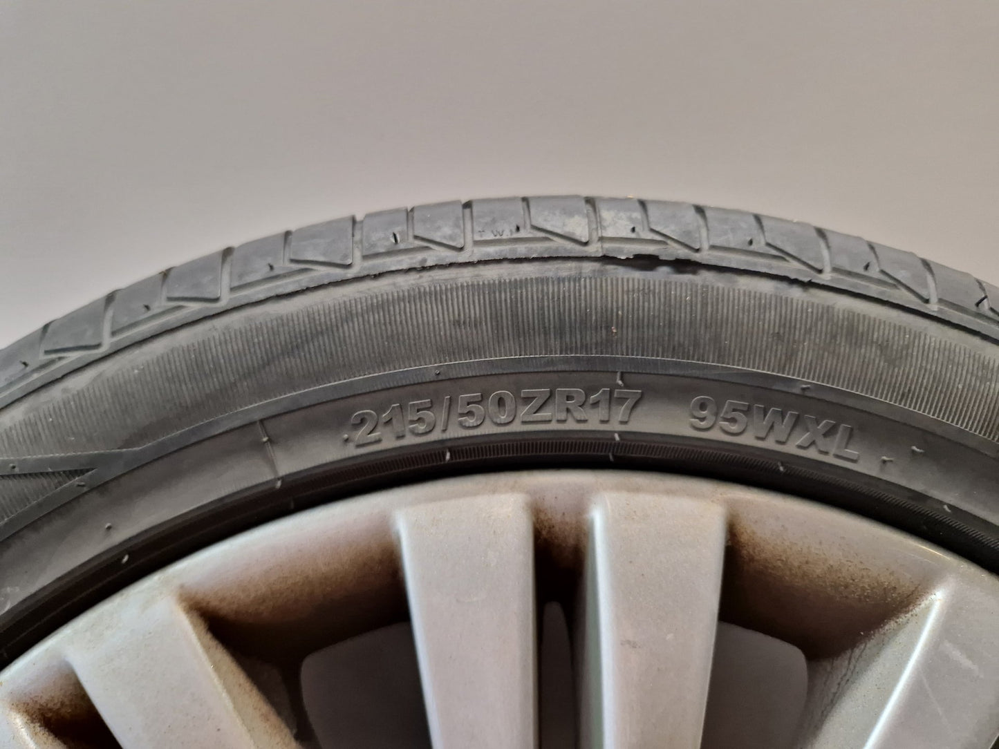 Vauxhall Astra MK6 (J) (A3400) 17" Alloy Wheel with Tyre 215/50/17 ~6mm