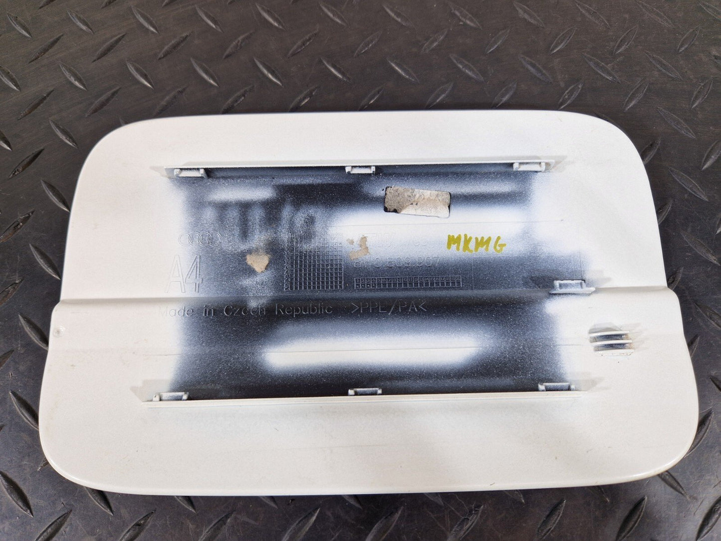 16-19 AUDI A4 B9 GENUINE FUEL FILLER FLAP DOOR COVER IN WHITE LS9R 8W0809907