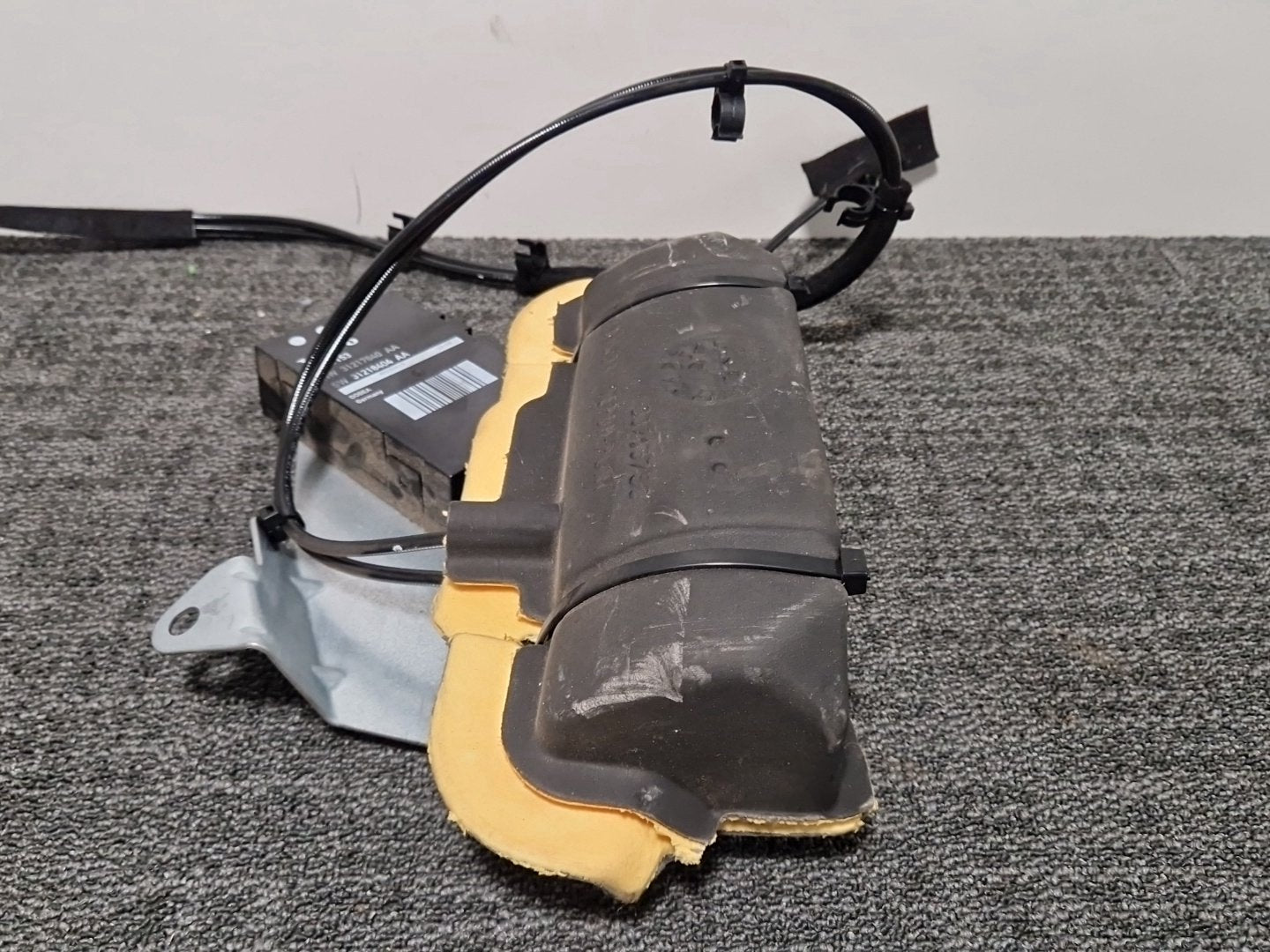 Volvo V70 MK3 Estate Genuine Left Tailgate Strut Motor