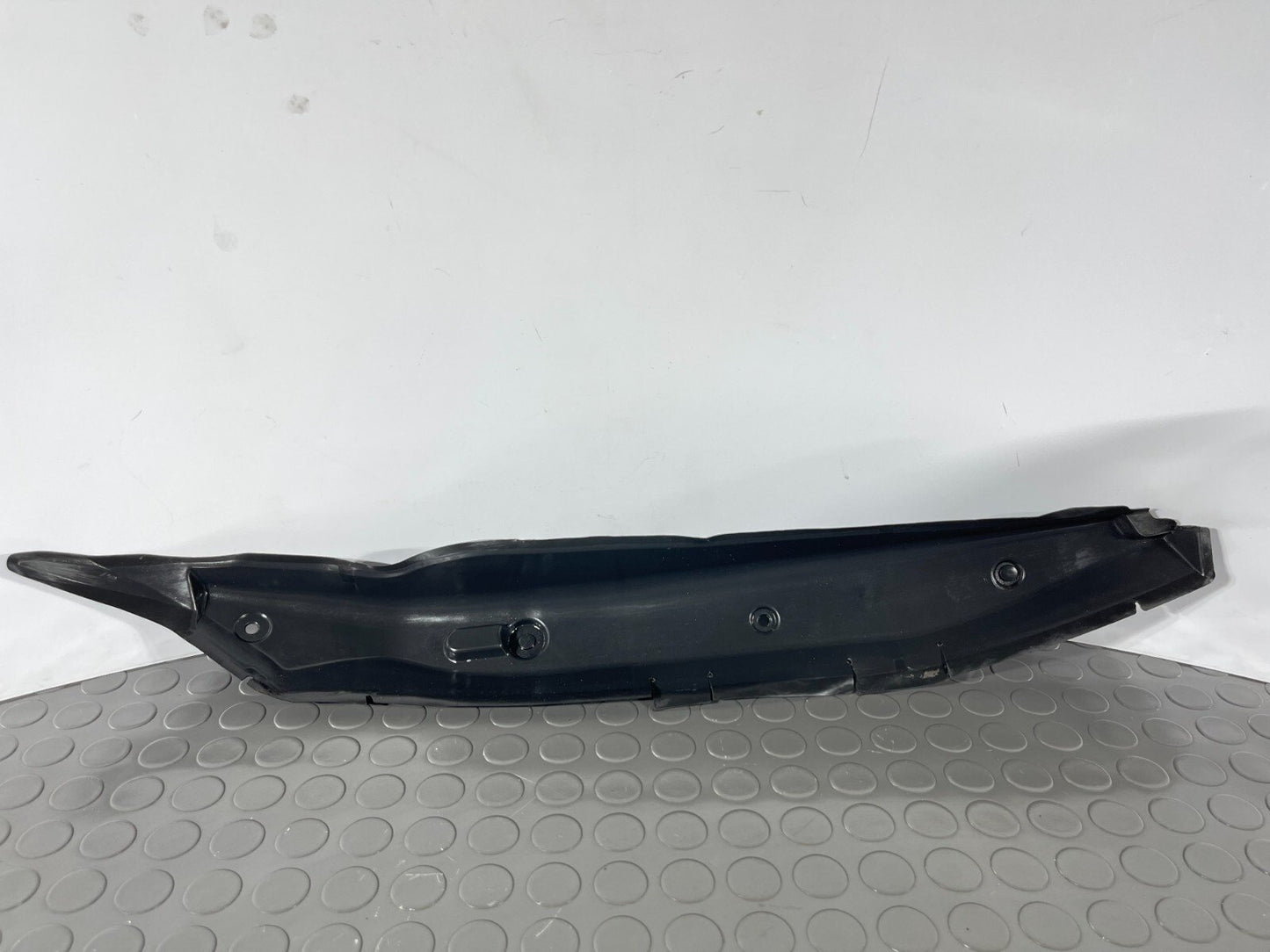 12-18 MERCEDES A-CLASS W176 GENUINE FRONT LEFT FENDER SEAL A1768890125