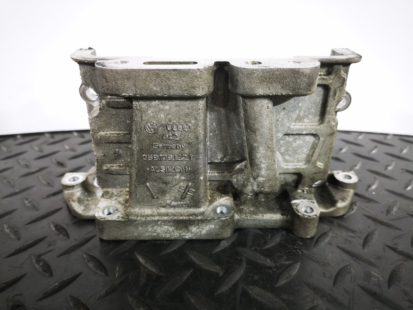 16-19 AUDI A4 B9 S-LINE GENUINE V6 3.0TDI CSW CYLINDER HEAD END PLATE 059109122T