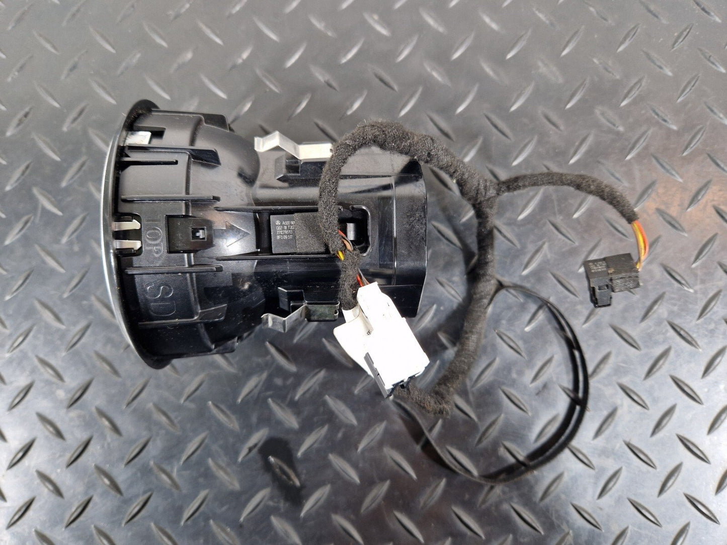 19-ON MERCEDES B CLASS W247 DASHBOARD AIR VENT FITS LEFT & RIGHT A2478307201
