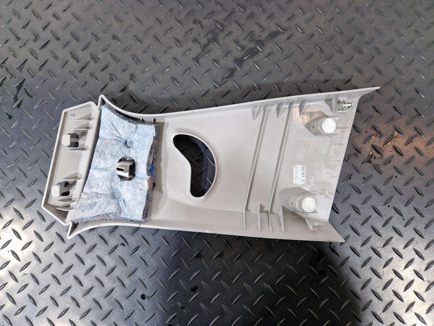 20-24 BMW 1 SERIES F40  B-PILLAR UPPER TRIM COVER RIGHT DRIVER SIDE 7444552