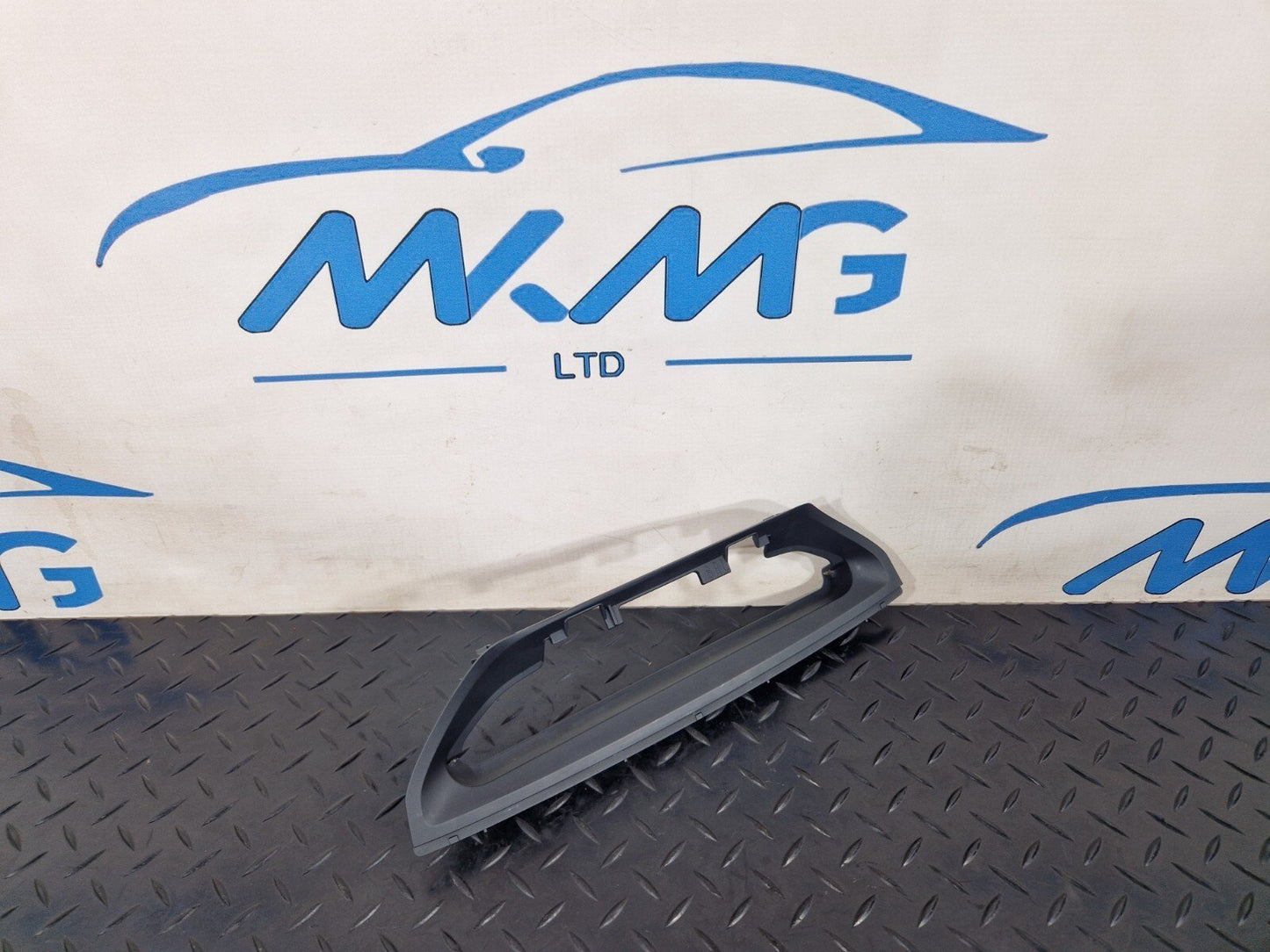 16-22 BMW X1 F48 DASHBOARD SCREEN SURROUND TRIM 9353266