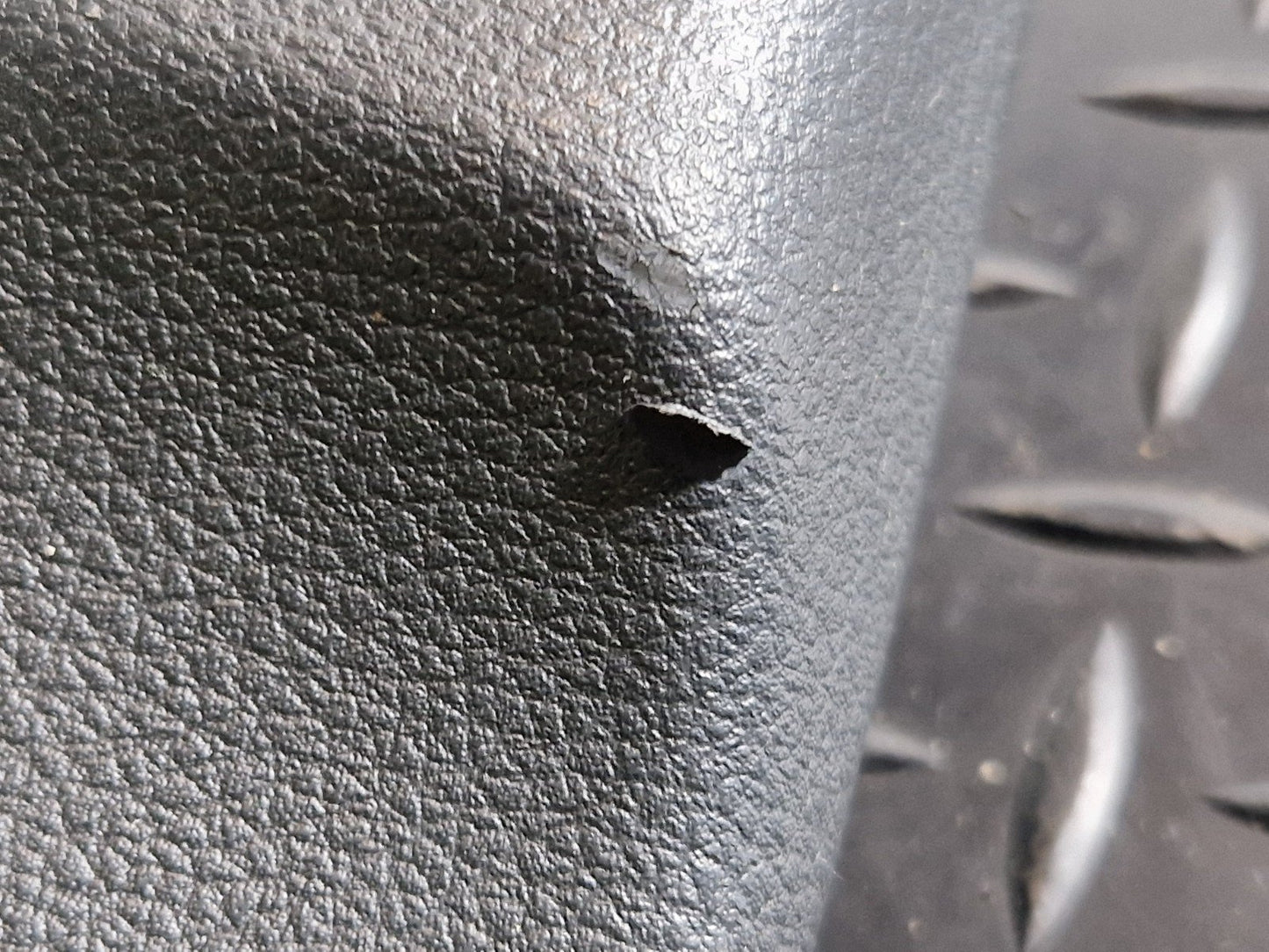 16-20 AUDI Q7 4M GENUINE LEFT N/S B-PILAR TRIM COVER IN BLACK 4M0867239