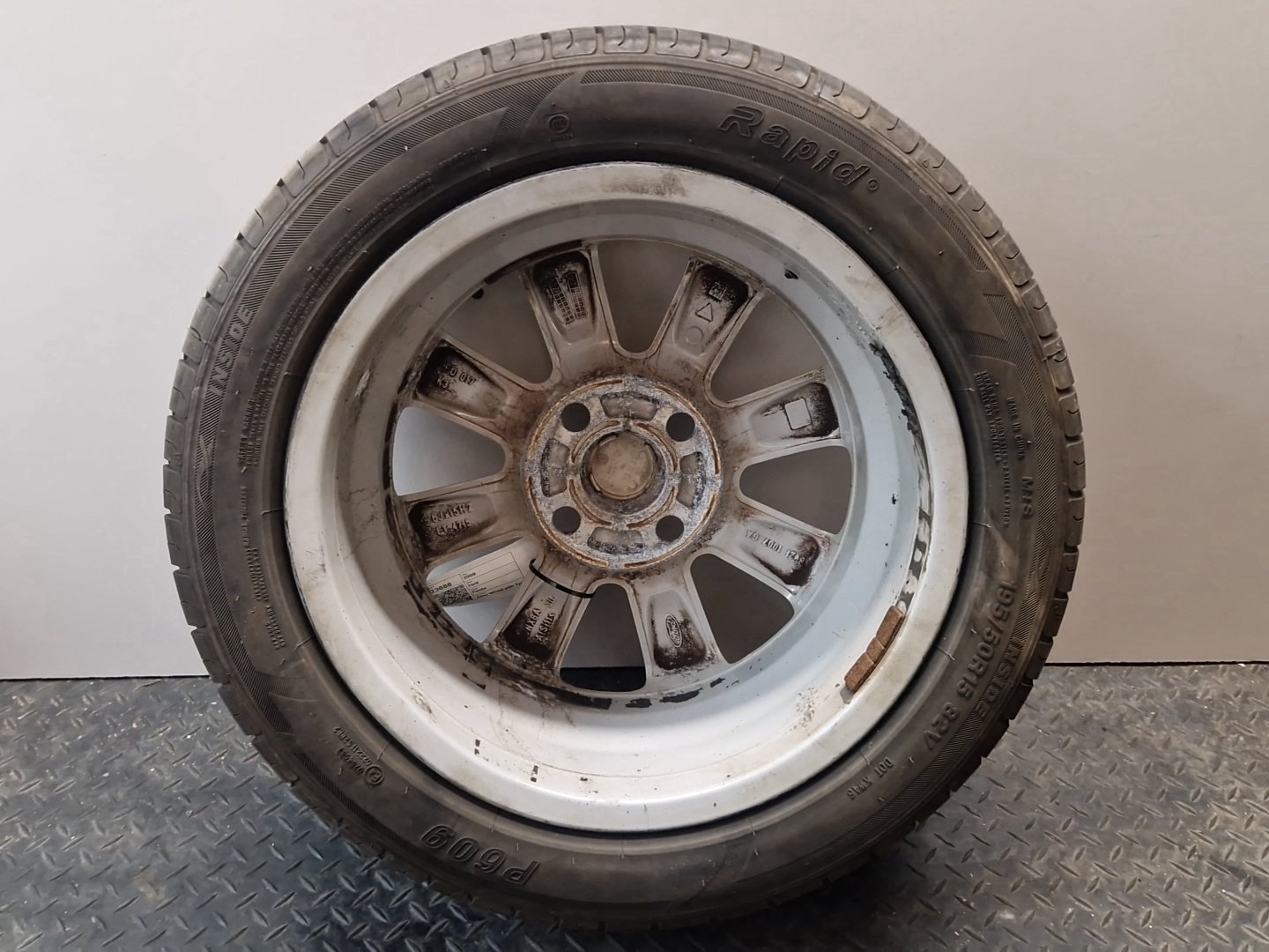 2009 Ford Fiesta MK7 (B299) 15" Alloy Wheel with Tyre 195/50/15 ~4mm 8V211007GA