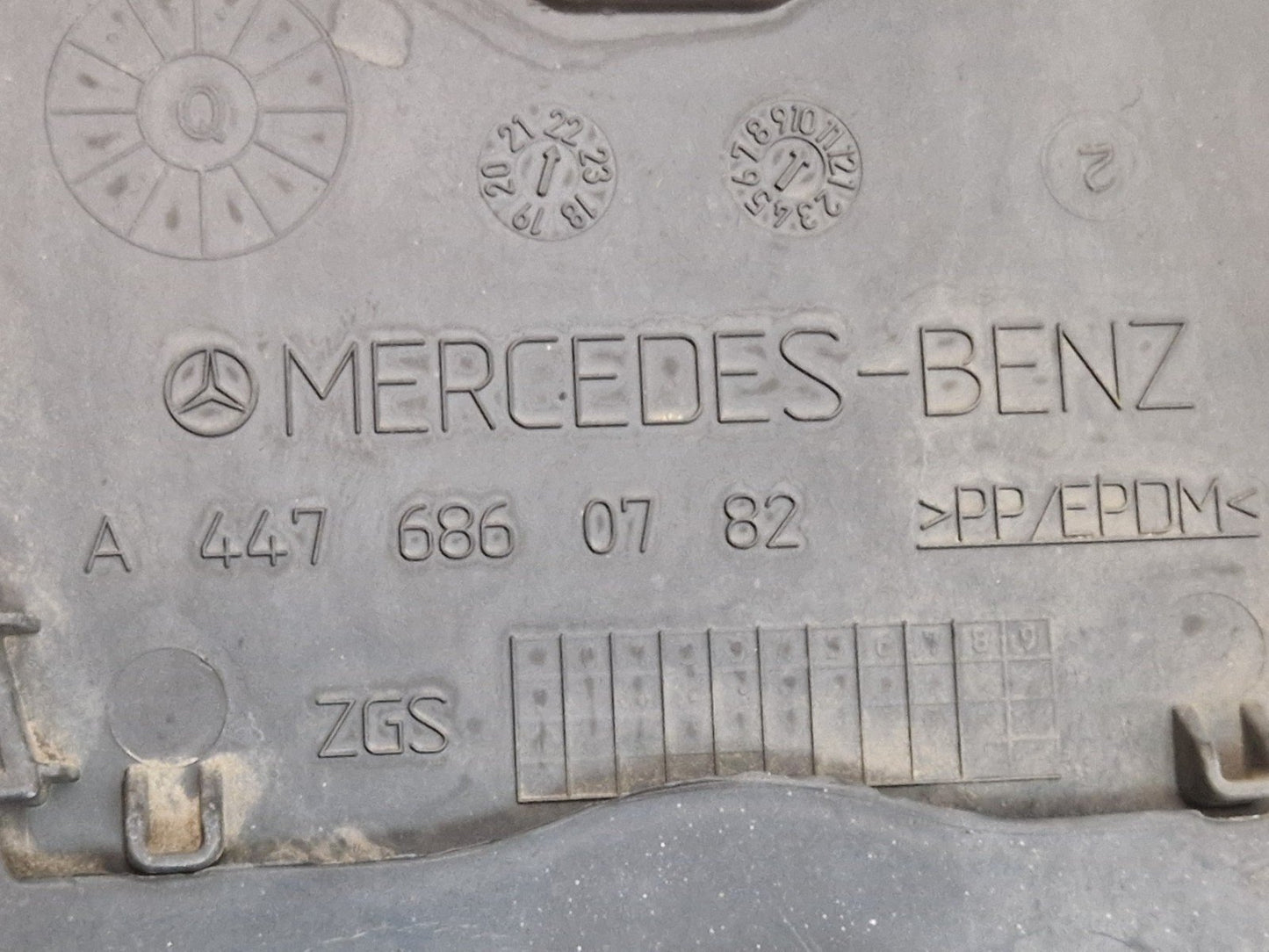 14-23 MERCEDES VITO W447 GENUINE FRONT RIGHT ARCH LINER A4476840277 DAMAGED