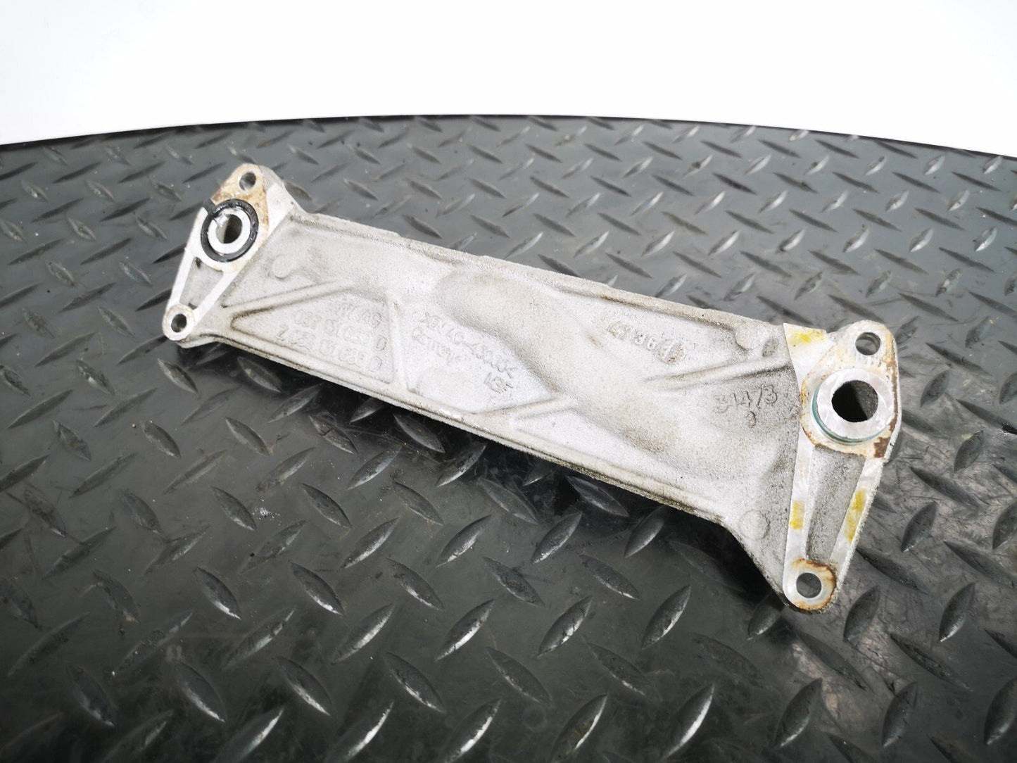 16-19 AUDI A4 B9 S-LINE GENUINE V6 3.0TDI CSW EGR COOLER BRACKET 059131680