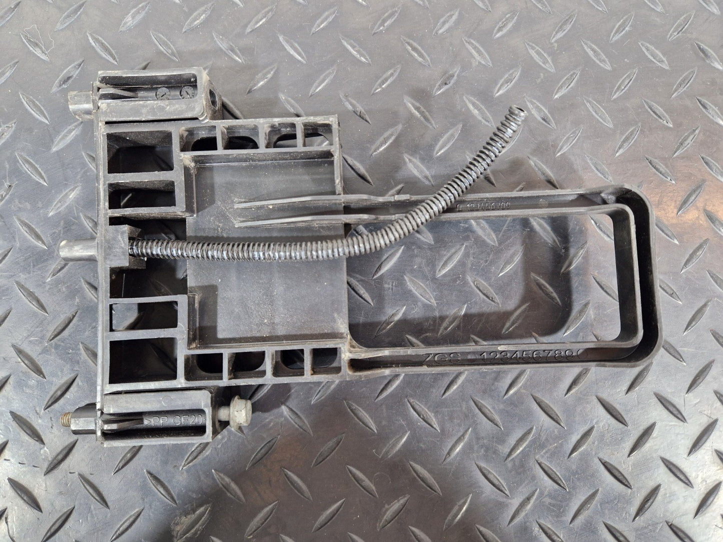 18-ON MERCEDES BENZ SPRINTER W907 OEM BATTERY HOLDER BRACKET A9065410400