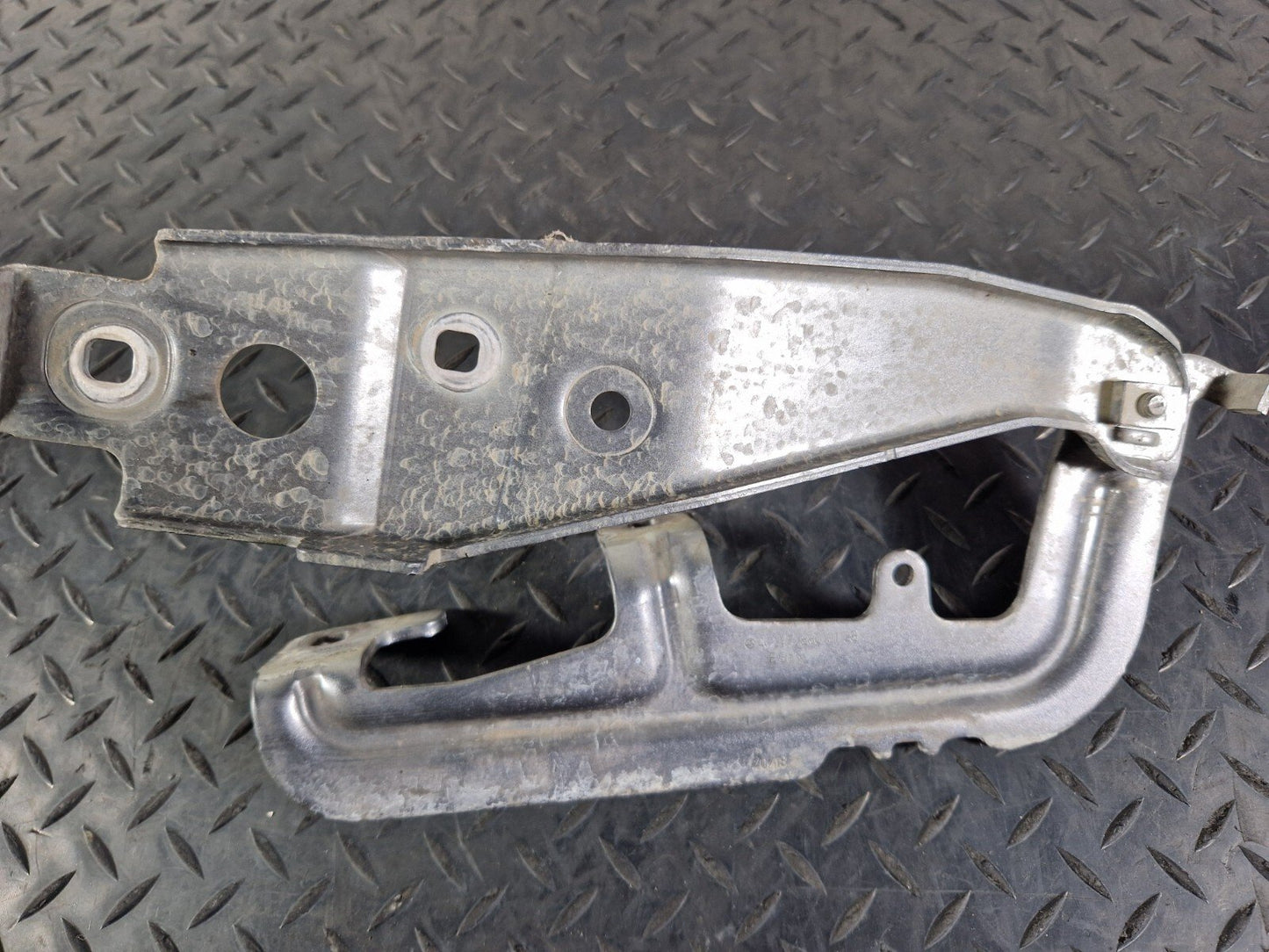 19-ON MERCEDES BENZ B CLASS W247 GENUINE FRONT LEFT BONNET HINGE A2478800128